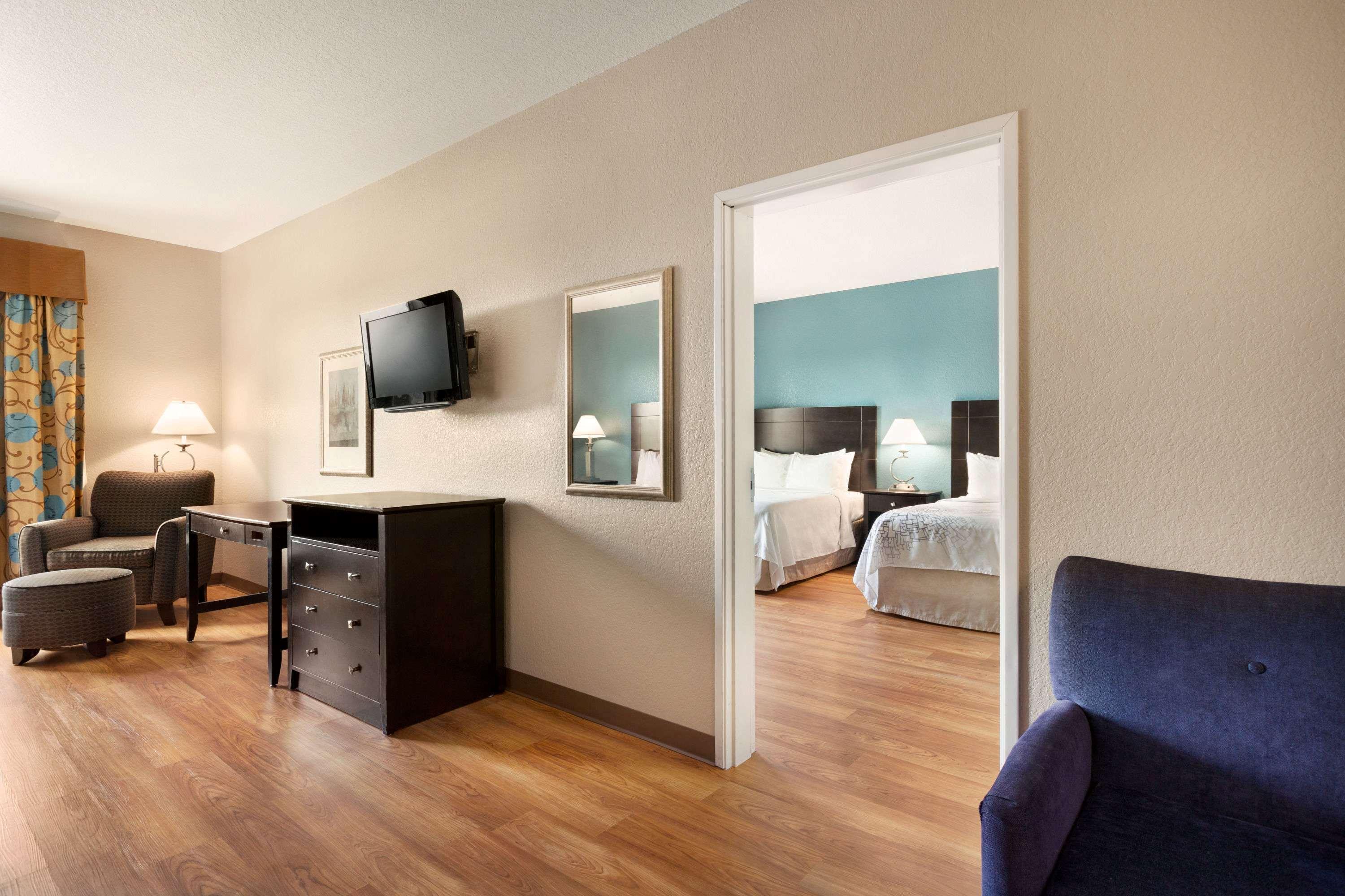 6 - East Hotel San Antonio